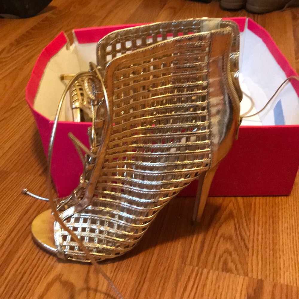 Gold heel